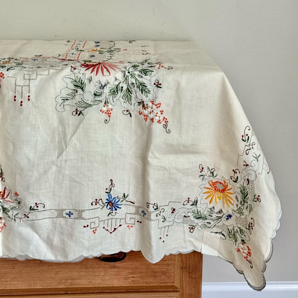 beautiful vintage nwt embroidered tablecloth